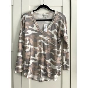 NWT Studio B by Bobeau Light Colored Camo V-Neck Pullover Sweater Top. Sz S